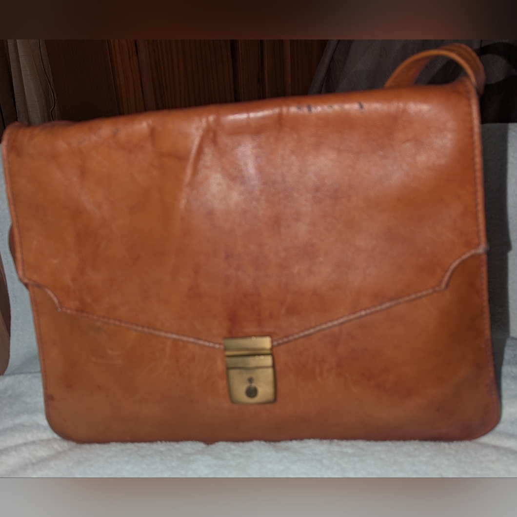 Vintage Dove Tan Leather Shoulder Bag With Gold Clasp